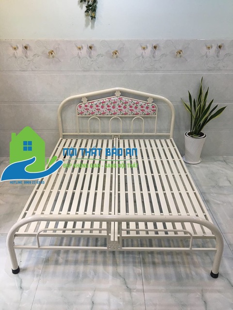 Giường sắt màu kem 1 người nằm. | BigBuy360 - bigbuy360.vn