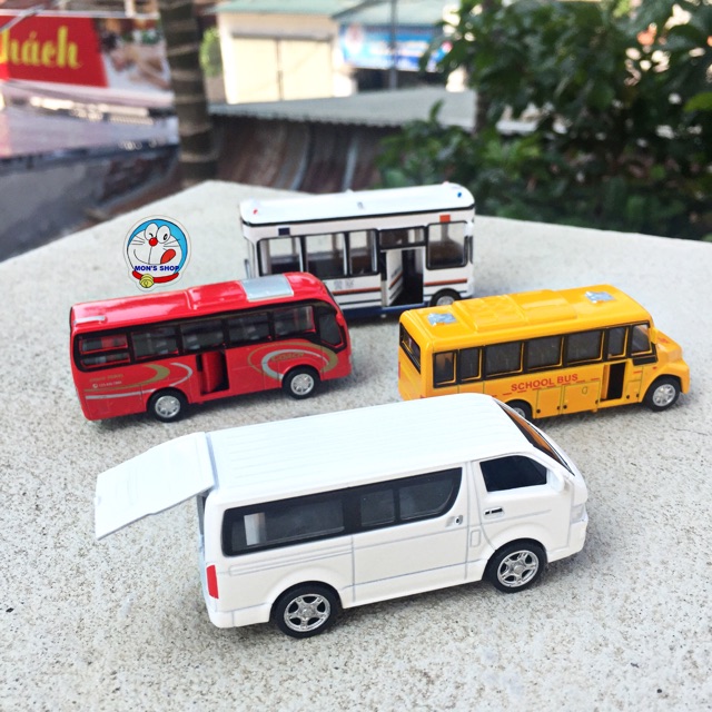 Set 4 chiếc ô tô buýt trường học bằng sắt, mở cánh, tỉ lệ 1:64, bánh đà