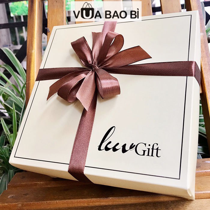 Hộp đựng quà vuông màu trắng sữa - hộp quà sang trọng LuvGift kèm nơ rơm lót