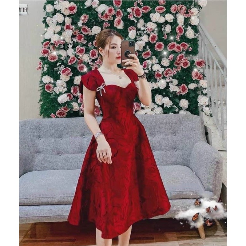 ĐẦM GẤM ĐỎ XOÈ ĐÍNH NƠ QUÝ CÔ KIÊU KỲ