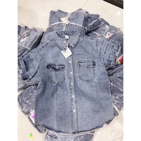 Áo sơ mi jean có túi tay ngắn in chữ hàng Qccp