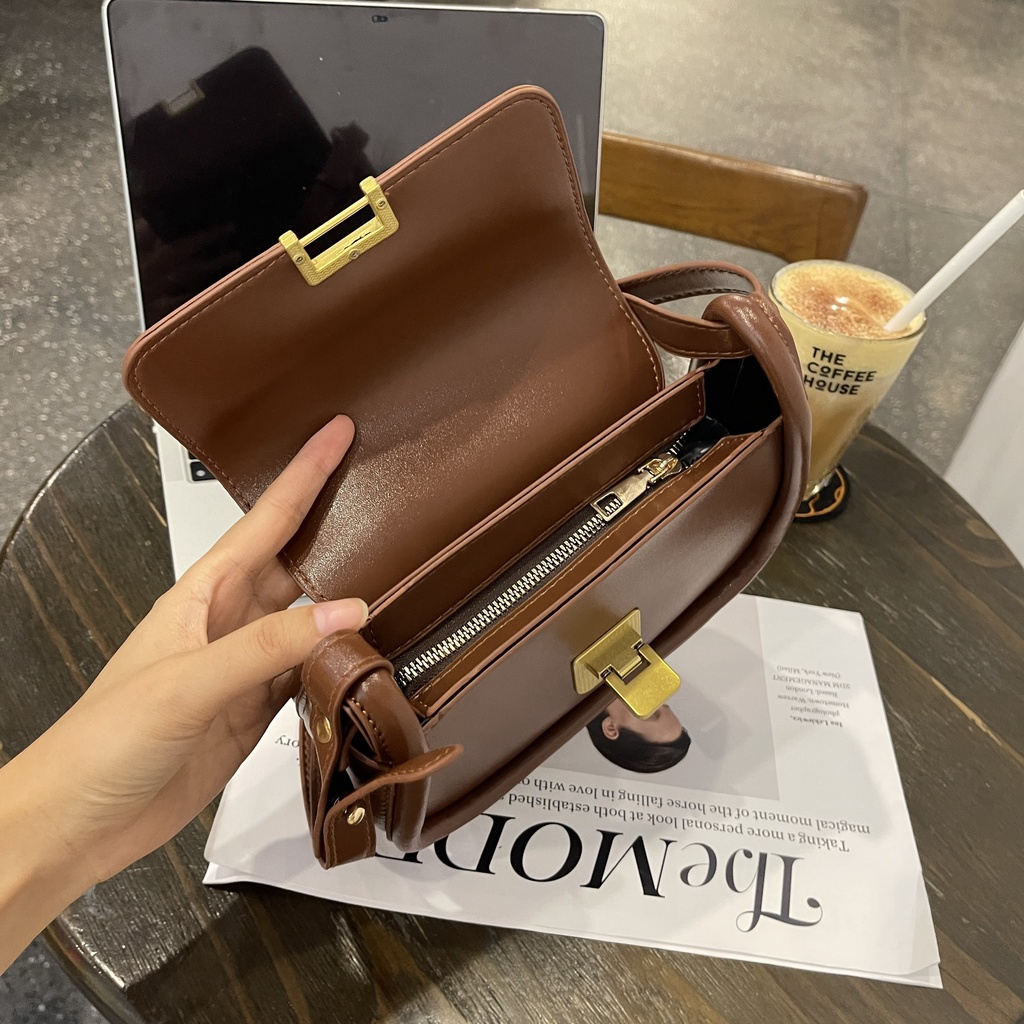 Túi đeo chéo khuy cài size 18cm 3 màu cực xinh