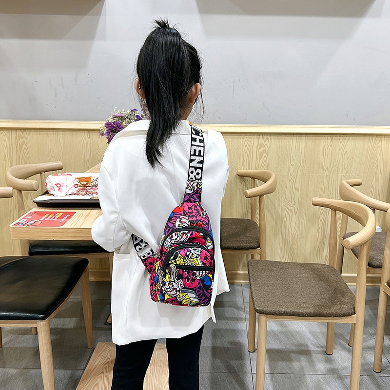 Túi Đeo Chéo In Họa Tiết graffiti Cá Tính Cho Bé