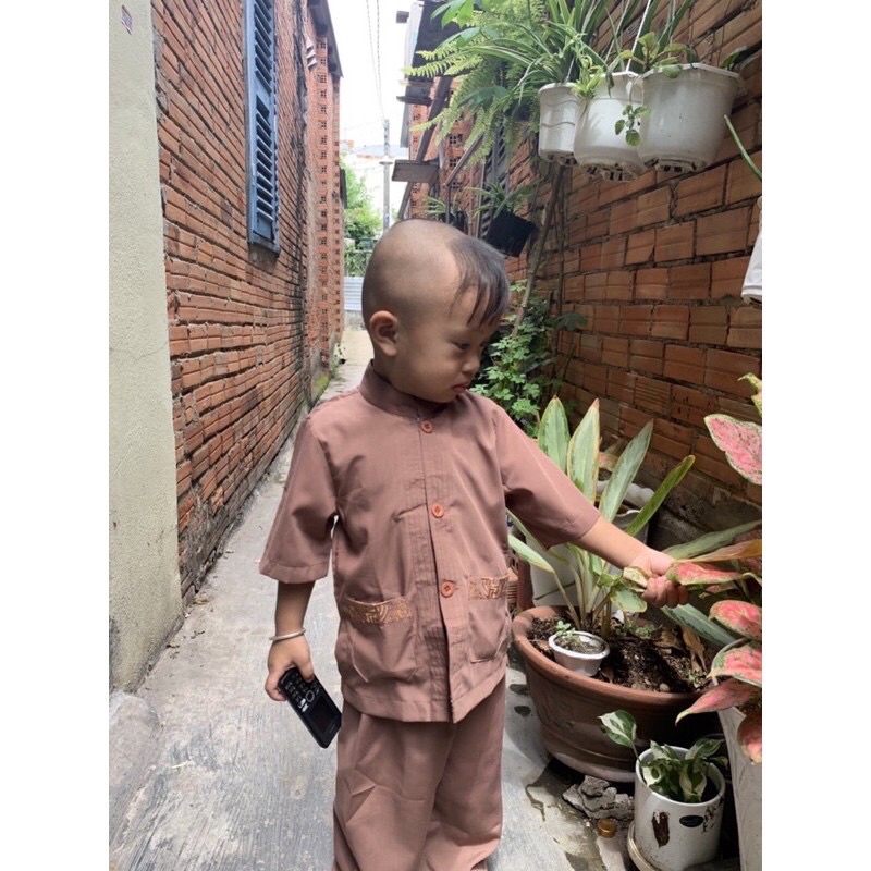 Lãnh tụ bé thêu túi