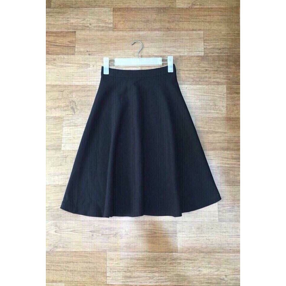 Chân váy xòe dài đến đầu gối vẻ đẹp cổ điển, thanh lịch | BigBuy360 - bigbuy360.vn