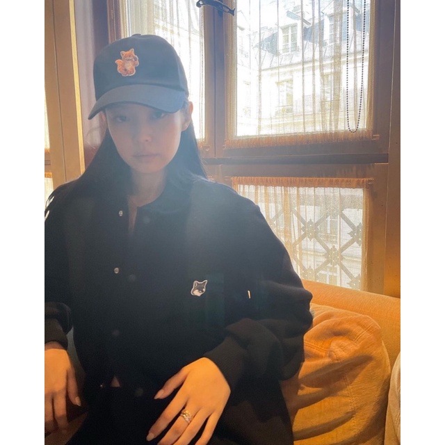 Áo khoác varsity bomber Maison Kitsuné giống Jennie BLACKPINK