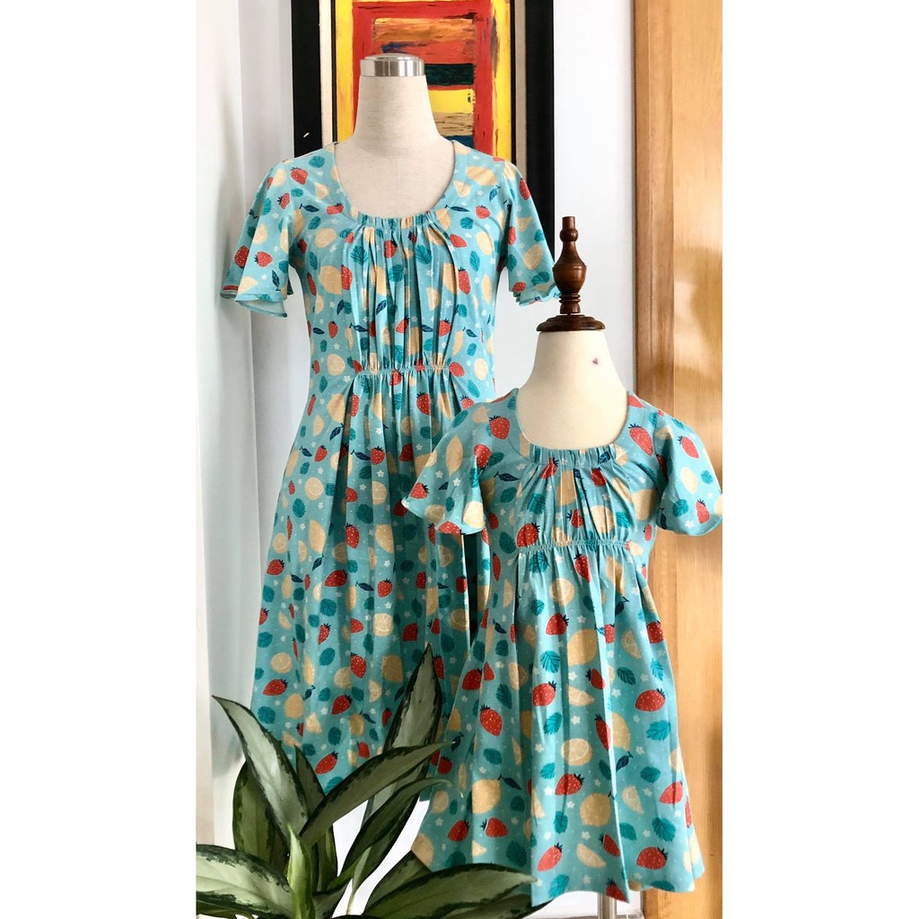 Đầm thiết kế tay cánh tiên cổ nhúng cho mẹ và bé