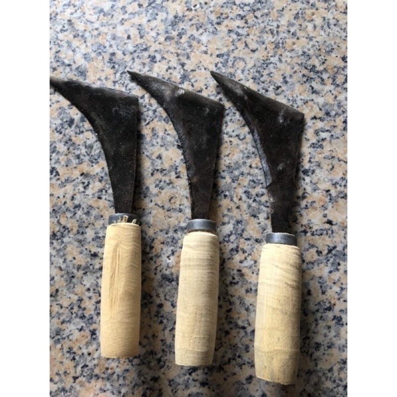 Chét lưỡi hái làm cỏ vườn