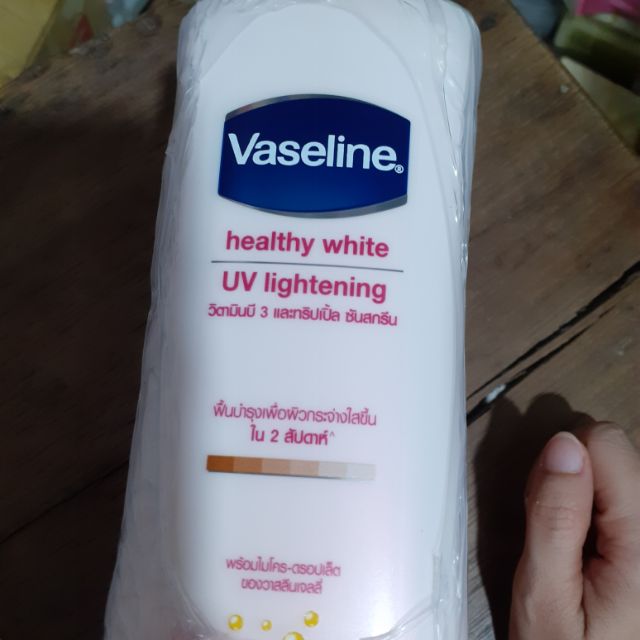 Sữa dưỡng thể Vaseline heathy white UV lightening 100% dưỡng chất và các vitamin A,E..khoáng chất bảo vệ và làm sáng da