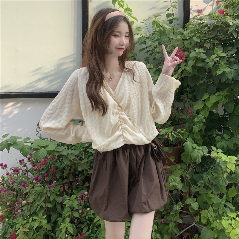 Set Áo Sơ Mi Tay Dài Cổ Chữ V Xếp Ly Phối Quần Short Màu Nâu Thời Trang Trẻ Trung