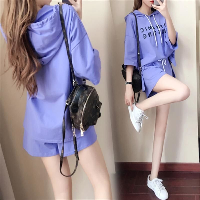 Bộ đồ thể thao ngắn trẻ trung năng động cho nữ