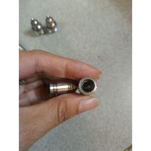 Cặp van vặn nắp vòi Inox gắn cho nhiều loại xe.