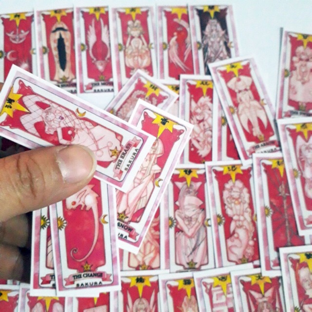 56 sticker lá bài clow sakura màu hồng có đề can bóc dán