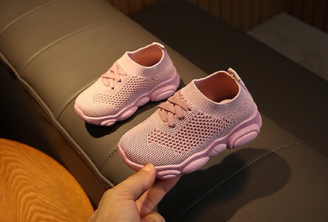 Giày thể thao đế gấu