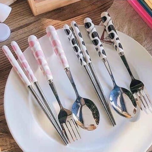 BỘ THÌA DĨA ĐŨA HOA VĂN BÒ SỮA KÈM HỘP ĐỰNG TIỆN DỤNG