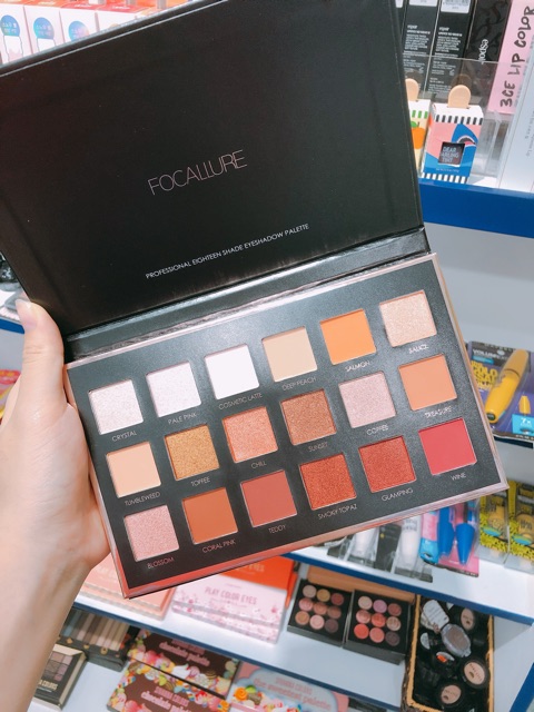 Bảng Phấn Mắt Focallure Metallic Day To Night 18-Color Eyeshadow Palette.