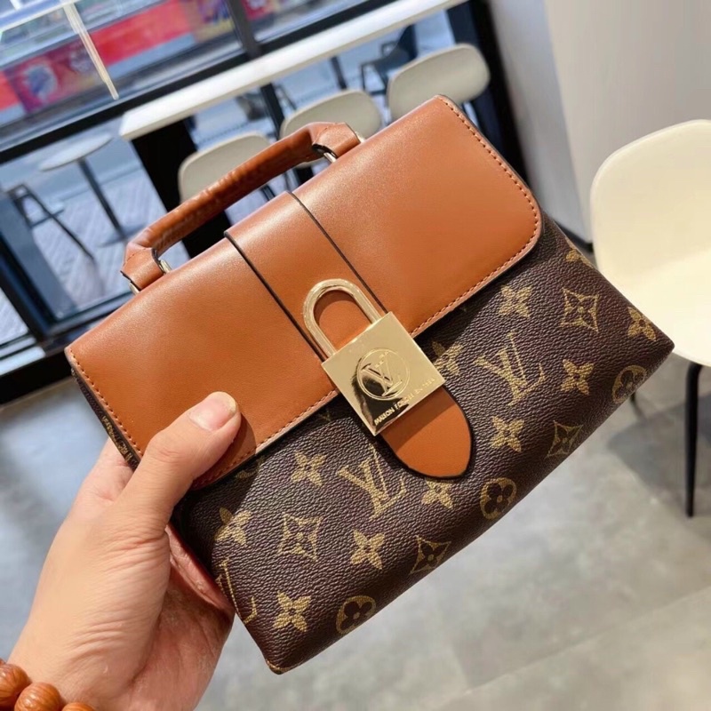 Túi ổ khoá hoạ tiết chữ V full box