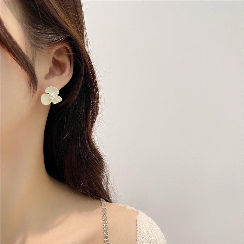 Bông Tai Mạ Bạc 925 Hình Hoa Đính Ngọc Trai Dễ Thương
