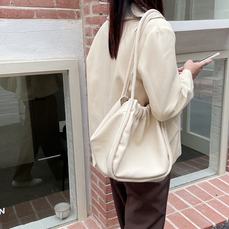 Túi Tote Đeo Vai Sức Chứa Lớn Màu Trà Sữa Xếp Ly Đơn Giản Cho Nữ