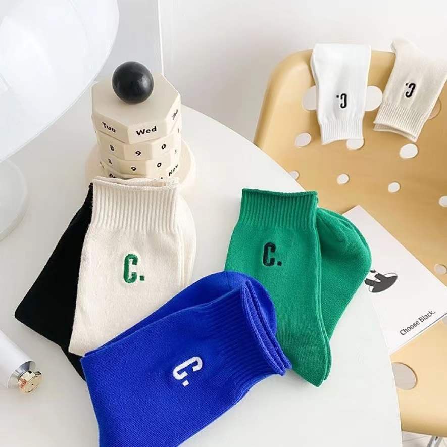 Vớ cotton thời trang giữa bắp chân màu trơn có chữ cho nữ