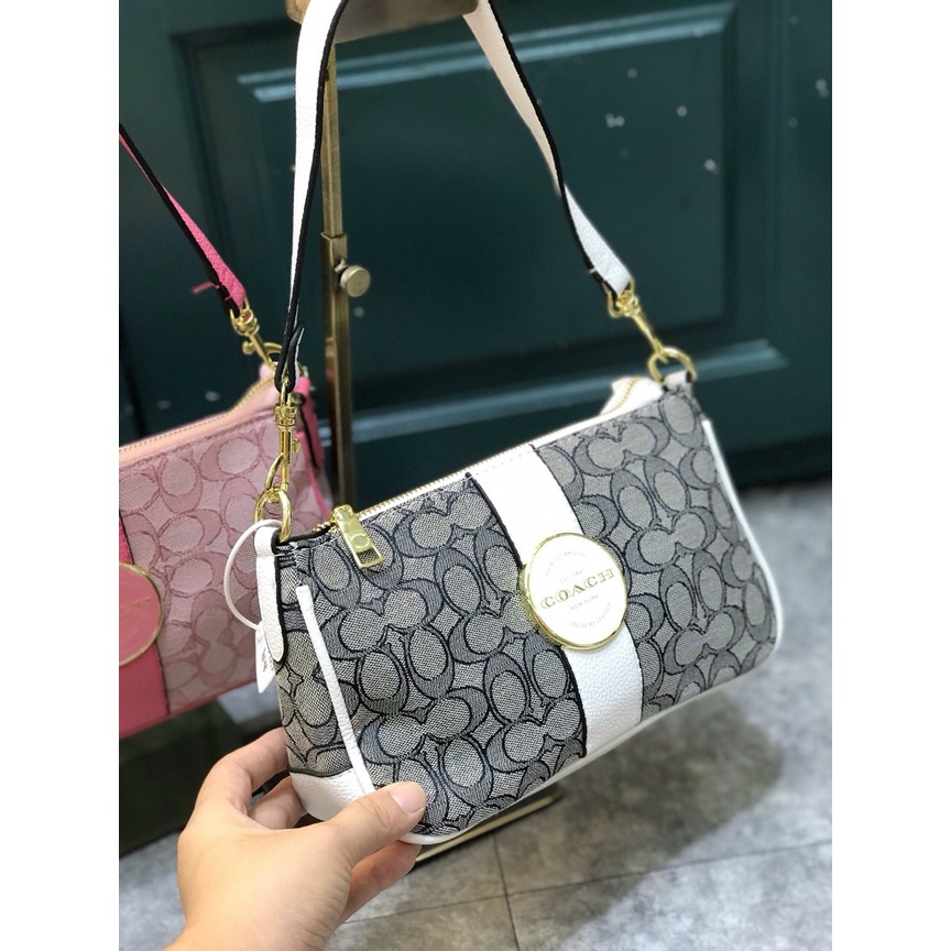Túi kẹp nách 𝘊𝘰𝘢𝘤𝘩 phối chữ size 23 cm