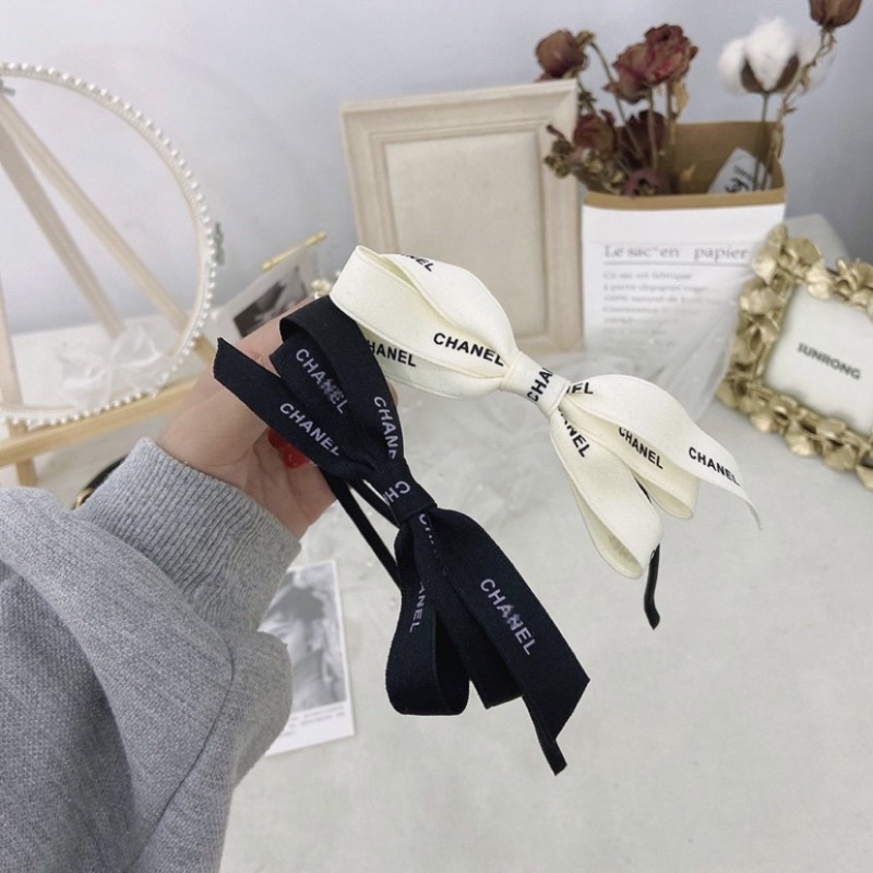 Cài tóc đính nơ chữ đơn giản Loli