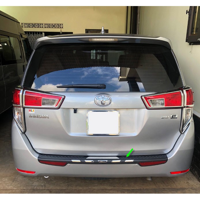 Chống trầy cốp Toyota Innova 2017, 2018, 2019, 2020, 2021 loại có phản quang