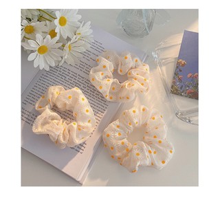 CỘT TÓC HOA DAISY TRẮNG SCRUNCHIES