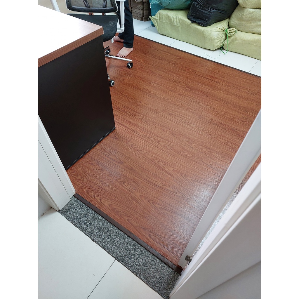 Sàn nhựa Nâu đỏ Giả Vân Gỗ Sang Trọng, dùng trang trí nhà cửa, văn phòng, shop...