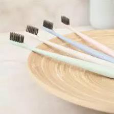 Bàn chải đánh răng làm từ than tre hoạt tính và lúa mạch | BigBuy360 - bigbuy360.vn