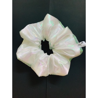 Scrunchies thiết kế. Dây cột tóc lụa mềm mịn.