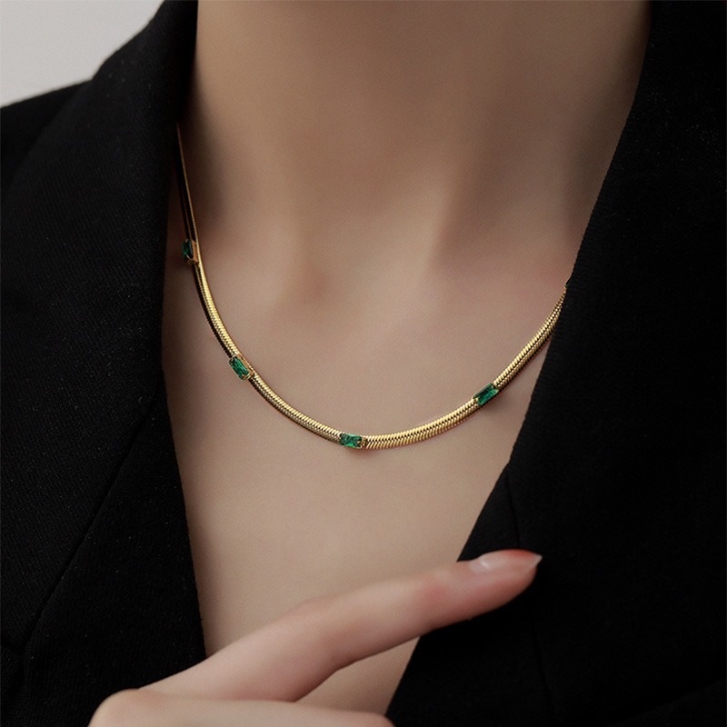 Dây Chuyền Thép Titan Đính Đá Zircon Ngọc Lục Bảo Phong Cách Âu Mỹ Sang Trọng