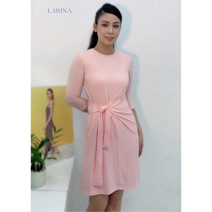 Đầm Nữ Công Sở Dáng Ôm Hơi Xòe Chữ A Tay Lỡ Cột Nơ Eo Màu Hồng Pastel LARINA - Z09