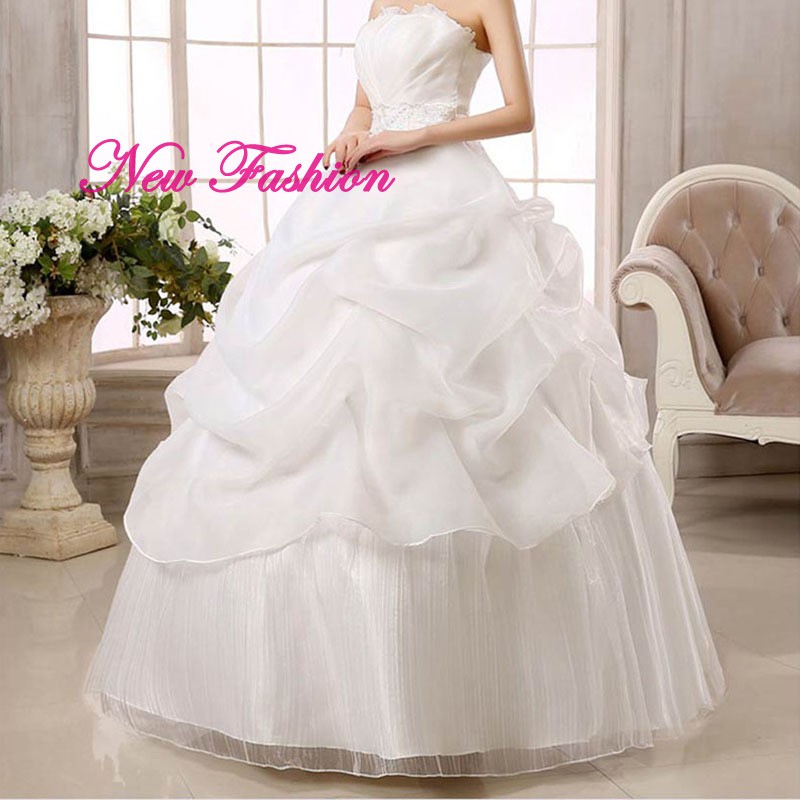 Đầm cưới cô dâu trễ vai không dây thiết kế sang trọng nổi bật