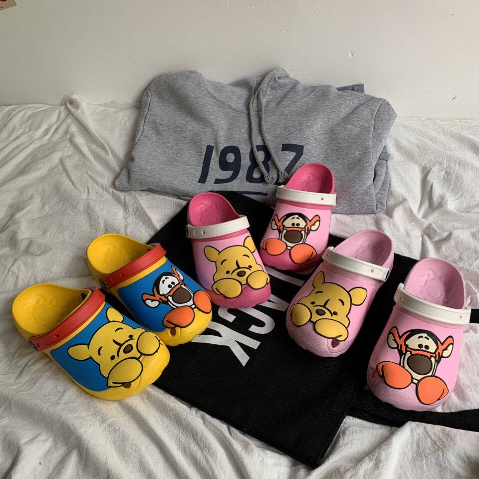 Dép Quai Ngang Họa Tiết Gấu Pooh Dễ Thương FT2463
