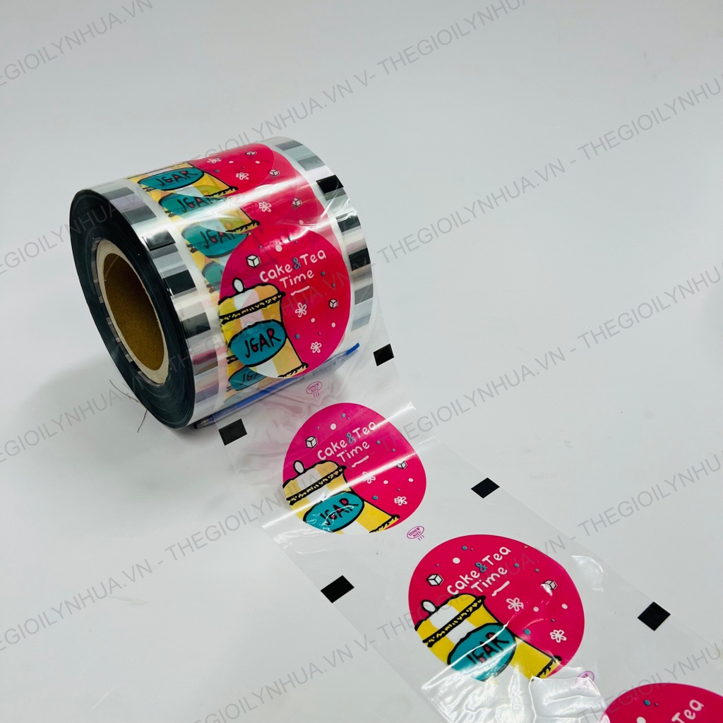 Màng dập cốc nhựa in sẵn, cuộn màng dập cốc trà sữa, màng ép ly nhựa, màng seal in sẵn 2400 logo mã 777