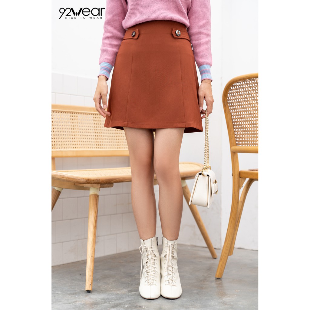 Chân váy chữ A ngắn đính cúc JAW0748 - 92WEAR | BigBuy360 - bigbuy360.vn