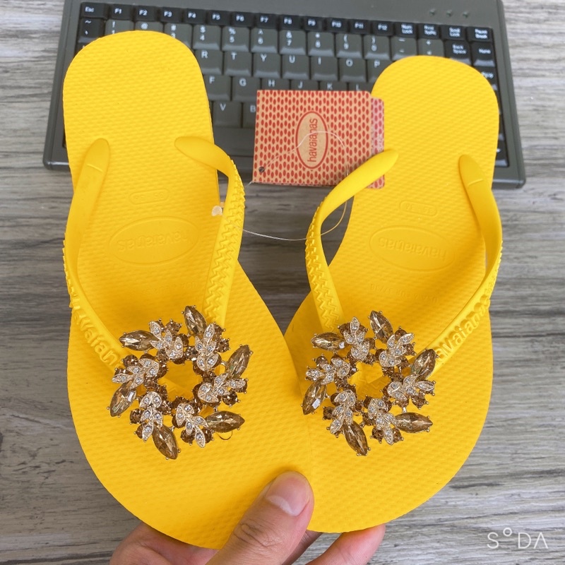 Dép xỏ ngón nữ chất liệu cao su gắn Charm Nguyệt Quế Vàng Đồng