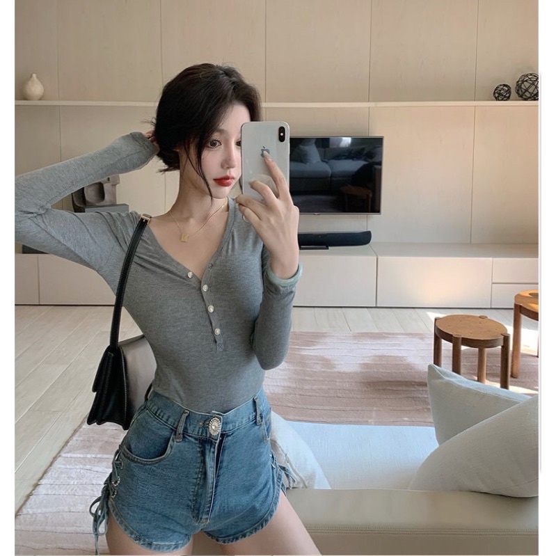 [Mã 11FASHIONSALE1 giảm 10K đơn 50K] Áo thun nữ tay dài dáng ôm cúc đóng ngực Michi,áo croptop tay dài cổ tim | BigBuy360 - bigbuy360.vn