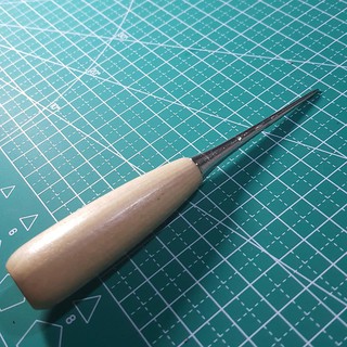 Dụng cụ dùi lỗ làm da cán gỗ