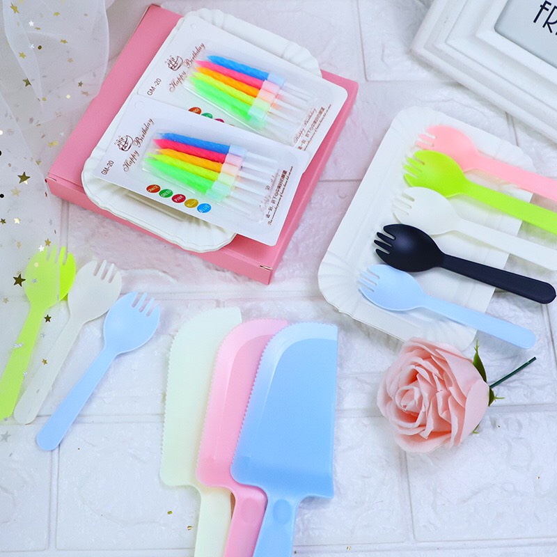 BỘ DAO DĨA ĐĨA GIẤY SINH NHẬT KÈM NẾN SẮC MÀU