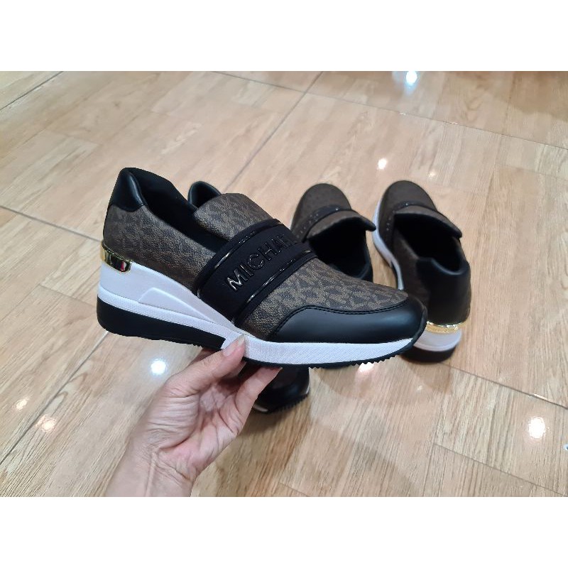 GIÀY MK XỊN HÀNG TUỒN HẢI QUAN