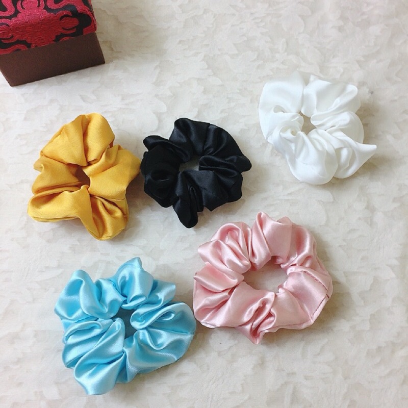 scrunchies dây cột tóc vải màu trắng kem xinh