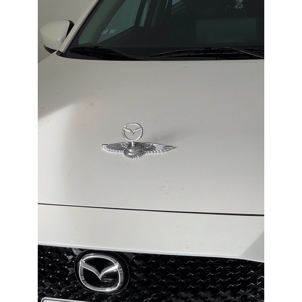 Biểu tượng logo Mazda cánh chim đặt nắp capo CAO