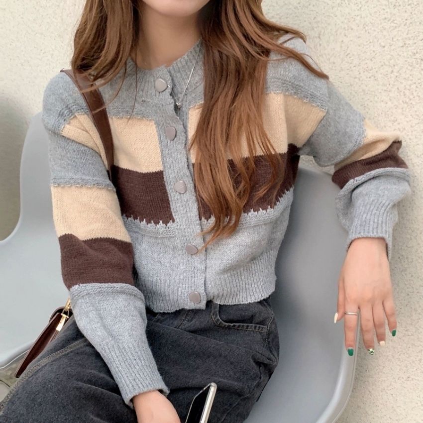 Áo len nữ tay dài phối màu dày dặn cardigan thời trang hàn quốc thu đông Fmstyle Saigon 21ALU10A961201 | BigBuy360 - bigbuy360.vn