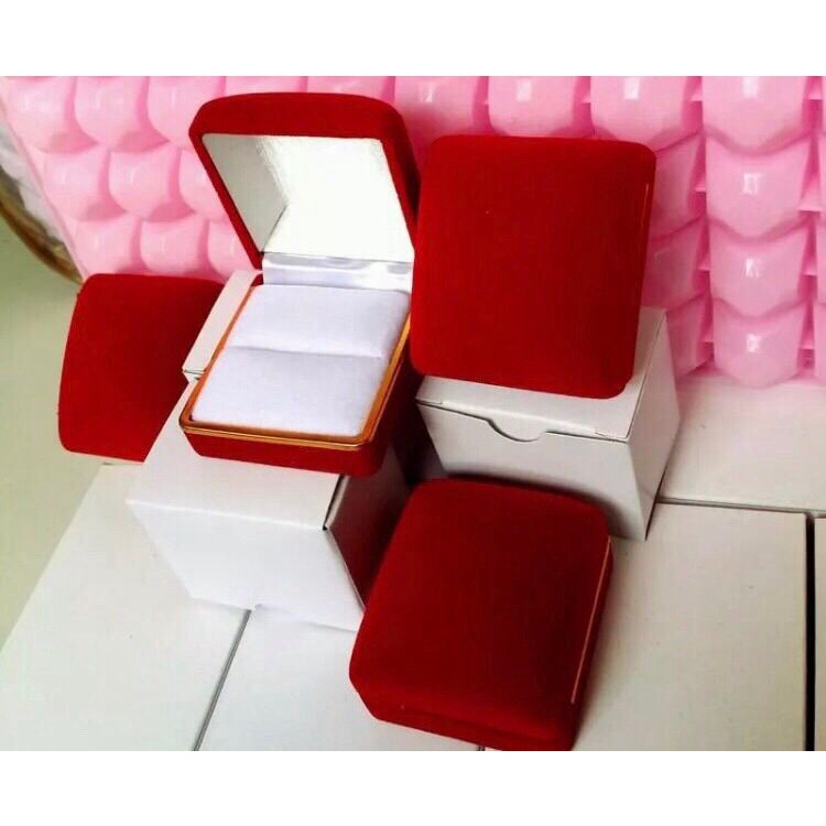 Hộp tim nhung đỏ . Hôp vuông nhung đỏ .đụng nhẫn cưới . nhẫn đôi . nhẫn kiểu . Siêu đẹp