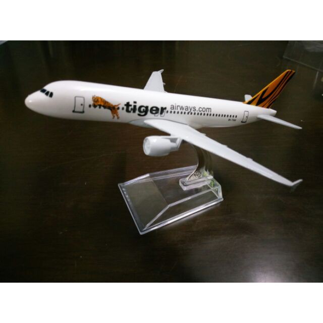 Mô hình máy bay Tiger Airways 16cm và 20cm có bánh xe