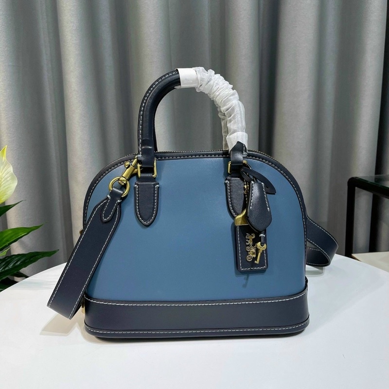 Túi Coach dáng hến