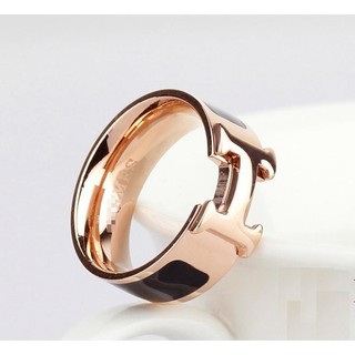 Nhẫn chữ h bản to ti tan không đen tt 0931