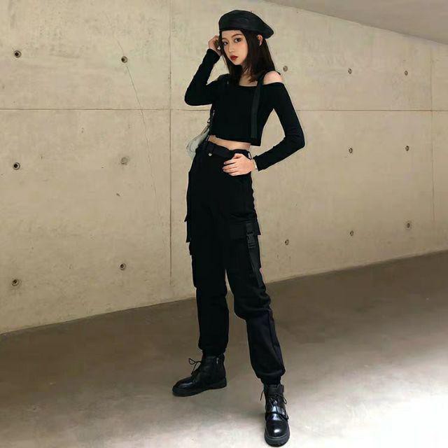 Set đồ đen hot trend Ulzzang - Áo croptop dài tay trễ vai - Quần jogger kaki kèm đai belt cá tính